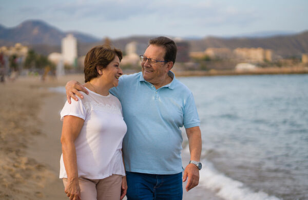 Pareja tomada de la mano hablando sobre intimidad durante un tratamiento de cáncer
