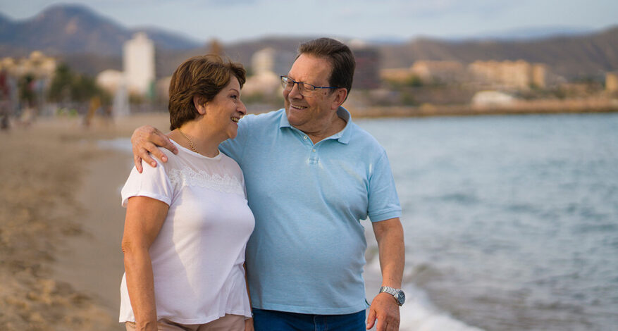Pareja tomada de la mano hablando sobre intimidad durante un tratamiento de cáncer